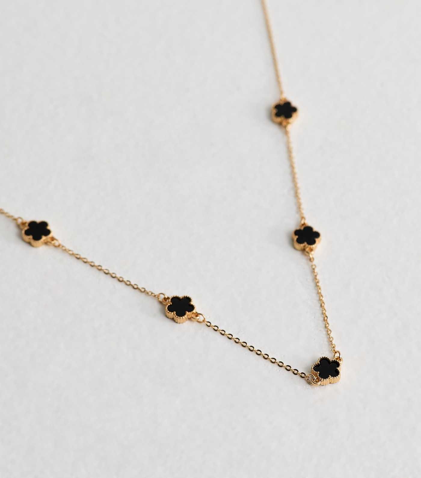 gold-tone-flower-necklace